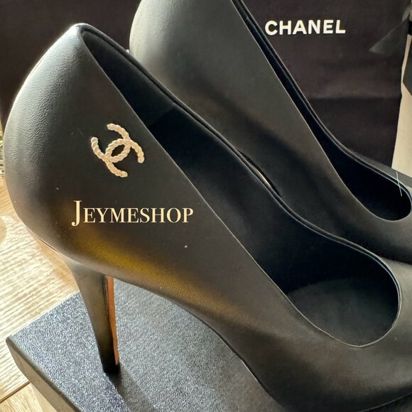 CHANEL Lambskin Leather , Silver Hardware CC Logo -  Size 41.5 (10.5- U.S) - Picture 5 of 14